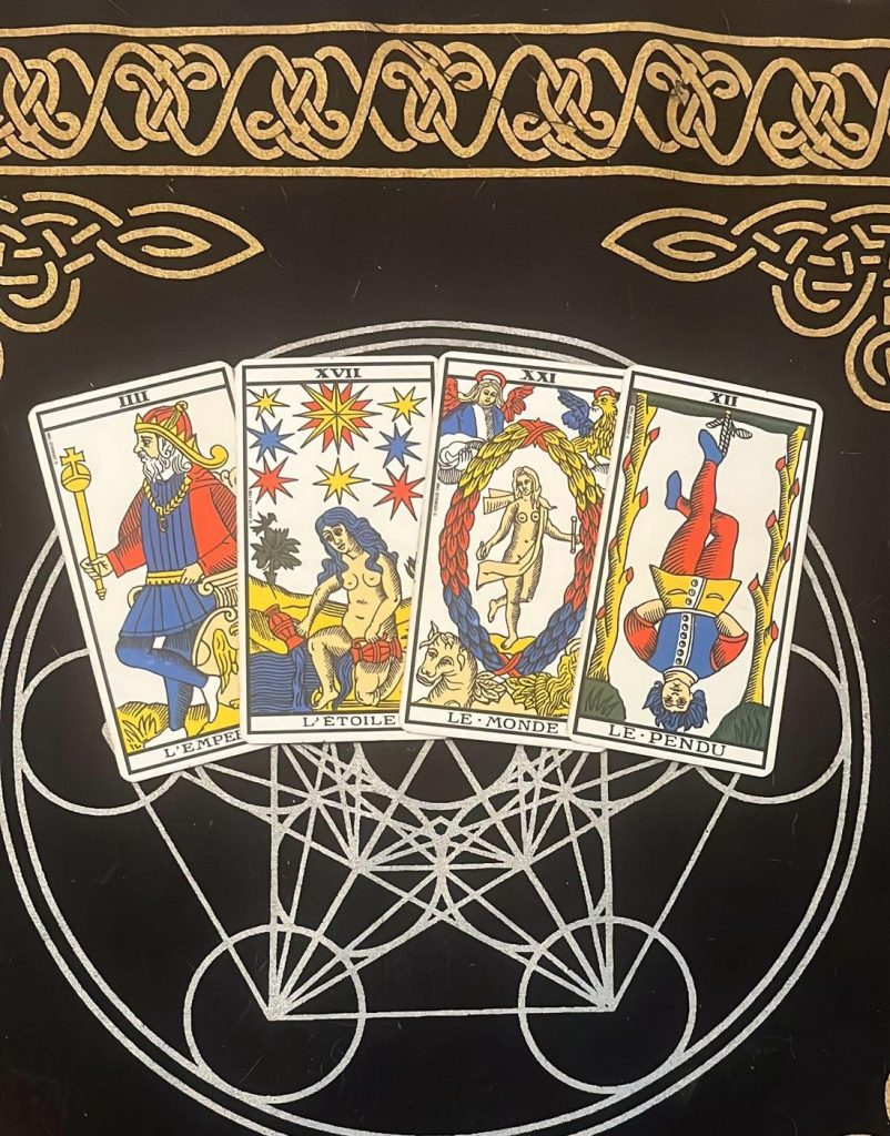 Grâce à la tarologie, vous pourrez trouver des pistes de réponses aux questions que vous vous posez.