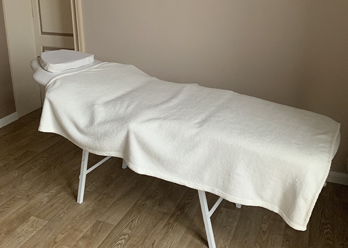 table de massage confortable pour vos soins reiki et aux huile essentiel à Binche prés de Mons